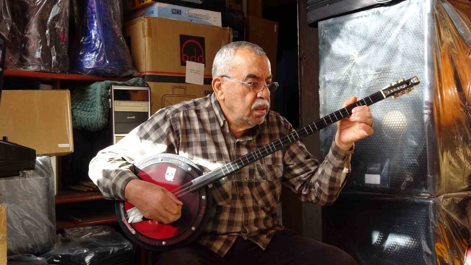 hediye baglama ile baslayan muzik tutkusu 61 yildir suruyor 1 y7vgfDjW