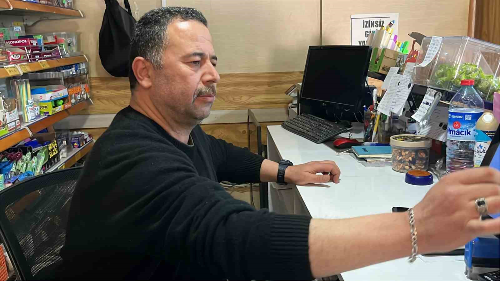 heimlich manevrasiyla ogrenciyi kurtaran market sahibi elimi opmeye geldi dua etti 5 Ld7IL8DY