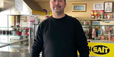 heimlich-manevrasiyla-ogrenciyi-kurtaran-market-sahibi-elimi-opmeye-geldi-dua-etti-I978gwxt.jpg