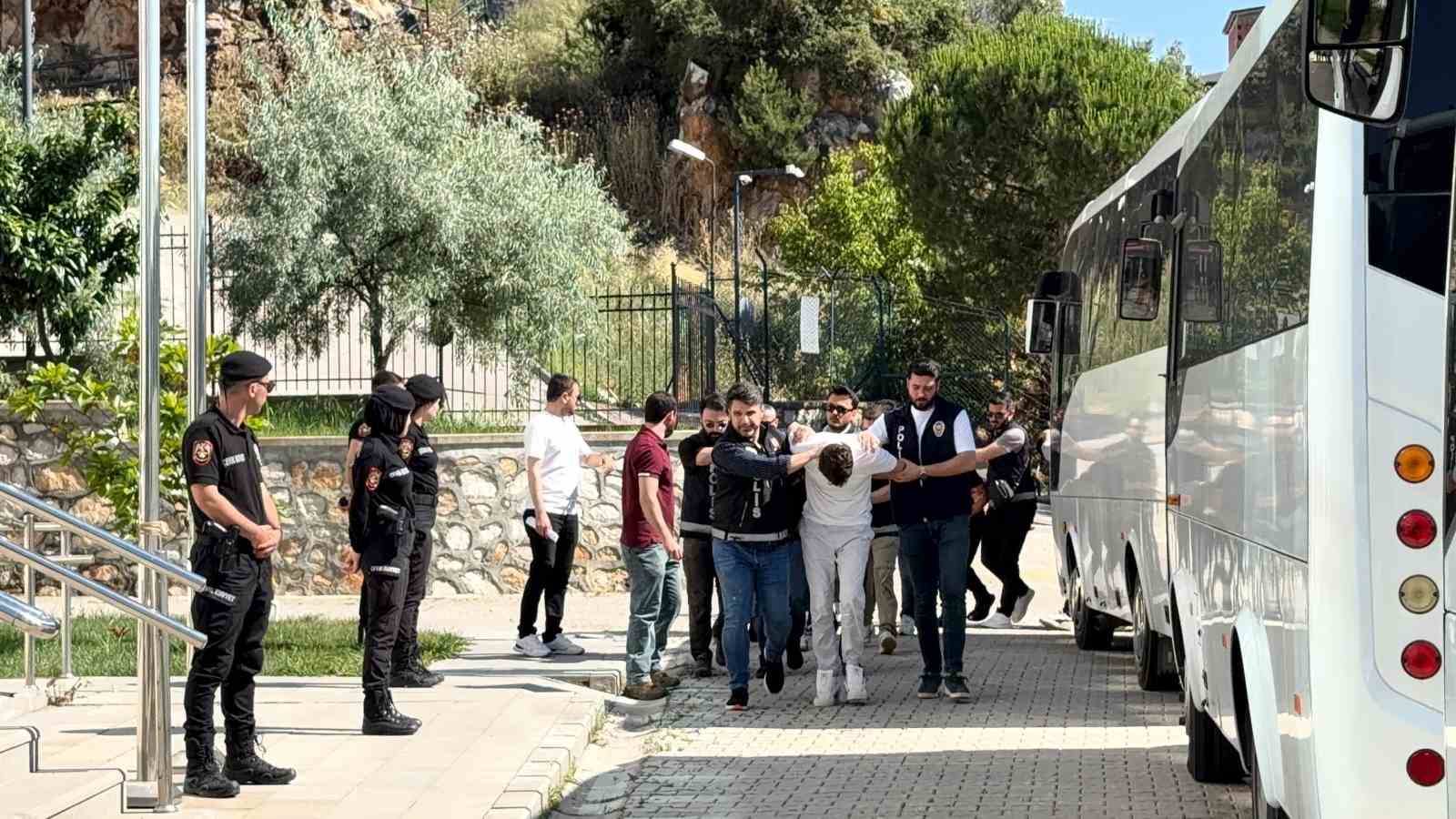 helikopter ve ozel harekat destekli baskin sonrasi 29 supheli adliyeye getirildi 0 EiFuXamw