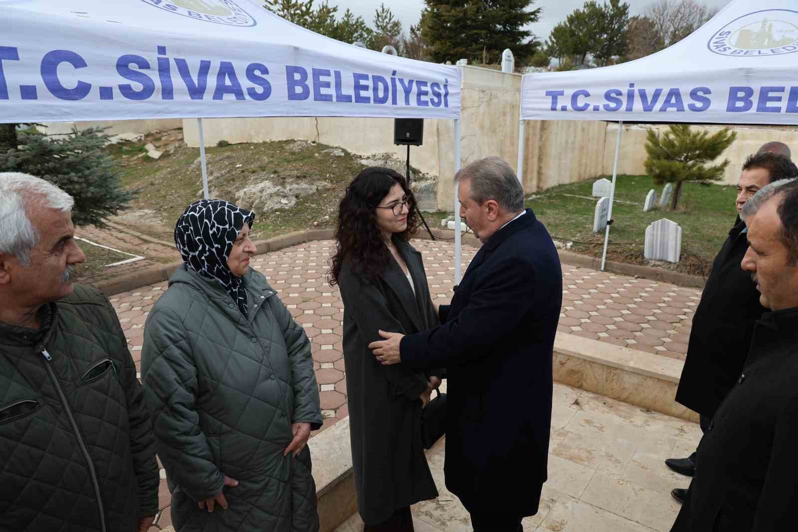 Helikopterin düşmesi sonucu BBP Genel Başkanı Muhsin Yazıcıoğlu ile birlikte hayatını kaybeden İsmail Güneş ve 4 kişi mezarları başında anıldı 8 helikopterin dusmesi sonucu bbp genel baskani muhsin yazicioglu ile birlikte hayatini kaybeden ismail gunes FtpsRjs9