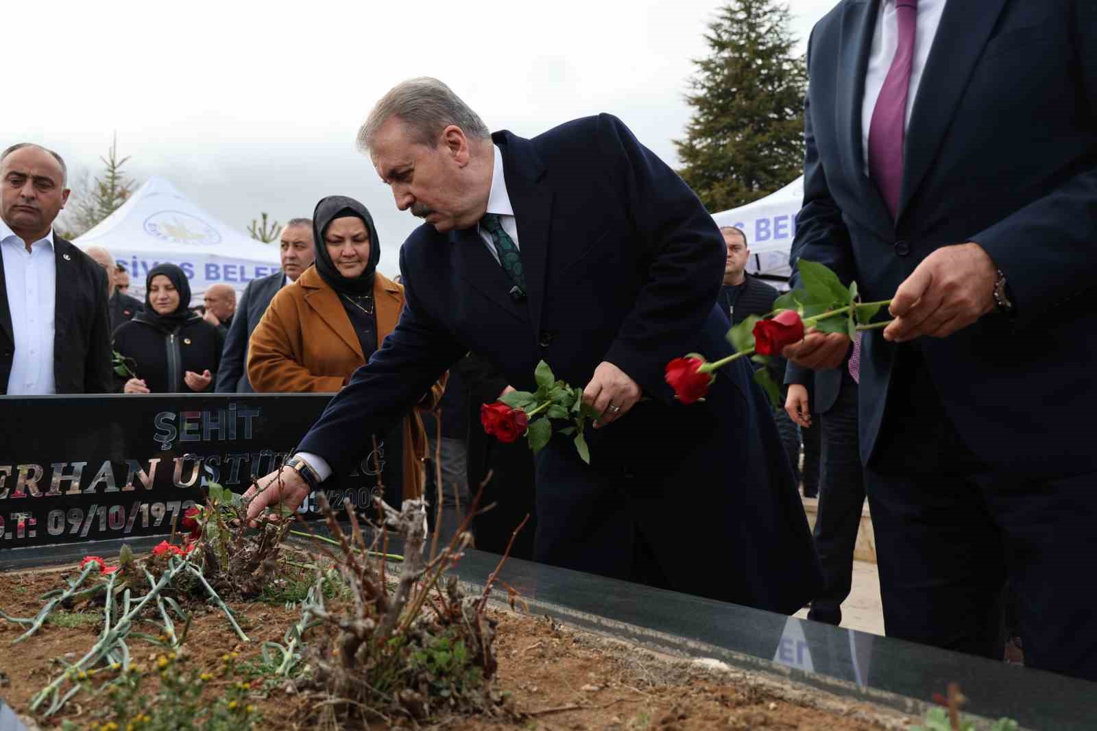 Helikopterin düşmesi sonucu BBP Genel Başkanı Muhsin Yazıcıoğlu ile birlikte hayatını kaybeden İsmail Güneş ve 4 kişi mezarları başında anıldı 6 helikopterin dusmesi sonucu bbp genel baskani muhsin yazicioglu ile birlikte hayatini kaybeden ismail gunes ORGVQpwN