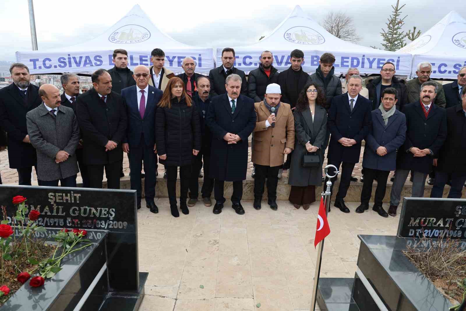Helikopterin düşmesi sonucu BBP Genel Başkanı Muhsin Yazıcıoğlu ile birlikte hayatını kaybeden İsmail Güneş ve 4 kişi mezarları başında anıldı 7 helikopterin dusmesi sonucu bbp genel baskani muhsin yazicioglu ile birlikte hayatini kaybeden ismail gunes bZCHuOJZ