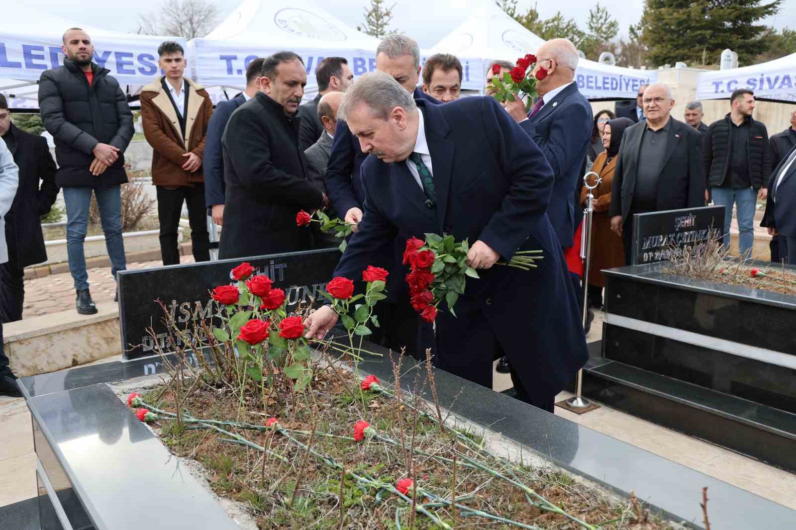 Helikopterin düşmesi sonucu BBP Genel Başkanı Muhsin Yazıcıoğlu ile birlikte hayatını kaybeden İsmail Güneş ve 4 kişi mezarları başında anıldı 5 helikopterin dusmesi sonucu bbp genel baskani muhsin yazicioglu ile birlikte hayatini kaybeden ismail gunes qBT1eBqO