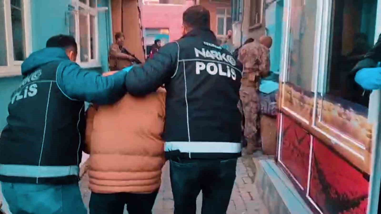 Helikopterli operasyonla uyuşturucu tacirlerine darbe: 16 tutuklama 6 helikopterli operasyonla uyusturucu tacirlerine darbe 16 tutuklama 2 ltIKyspy