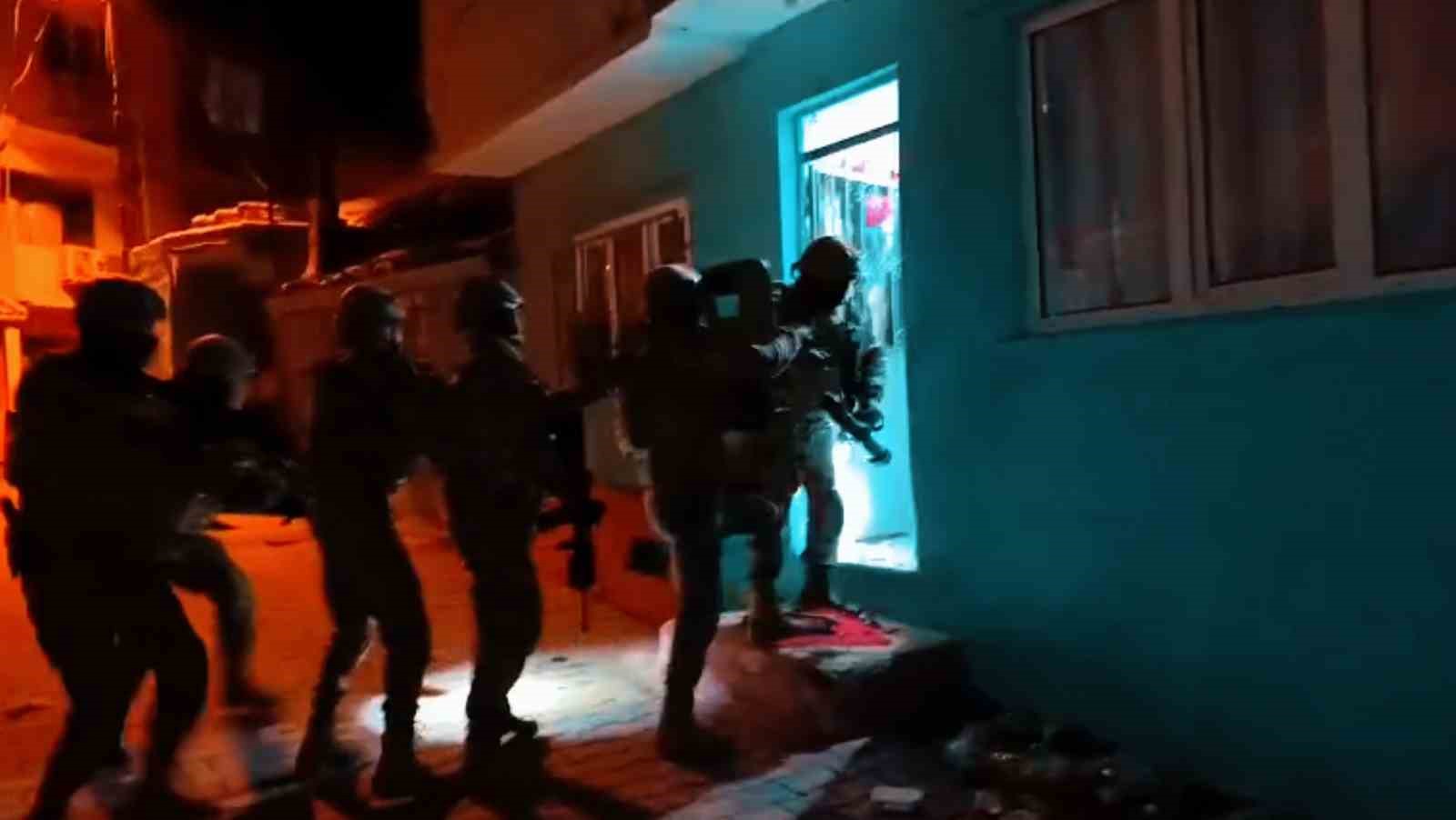 Helikopterli operasyonla uyuşturucu tacirlerine darbe: 16 tutuklama 7 helikopterli operasyonla uyusturucu tacirlerine darbe 16 tutuklama 3 gbNU2ATr