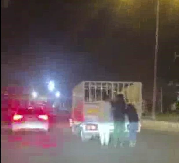 hem canlarini hem trafigi tehlikeye attilar 1 DaZMjYiU