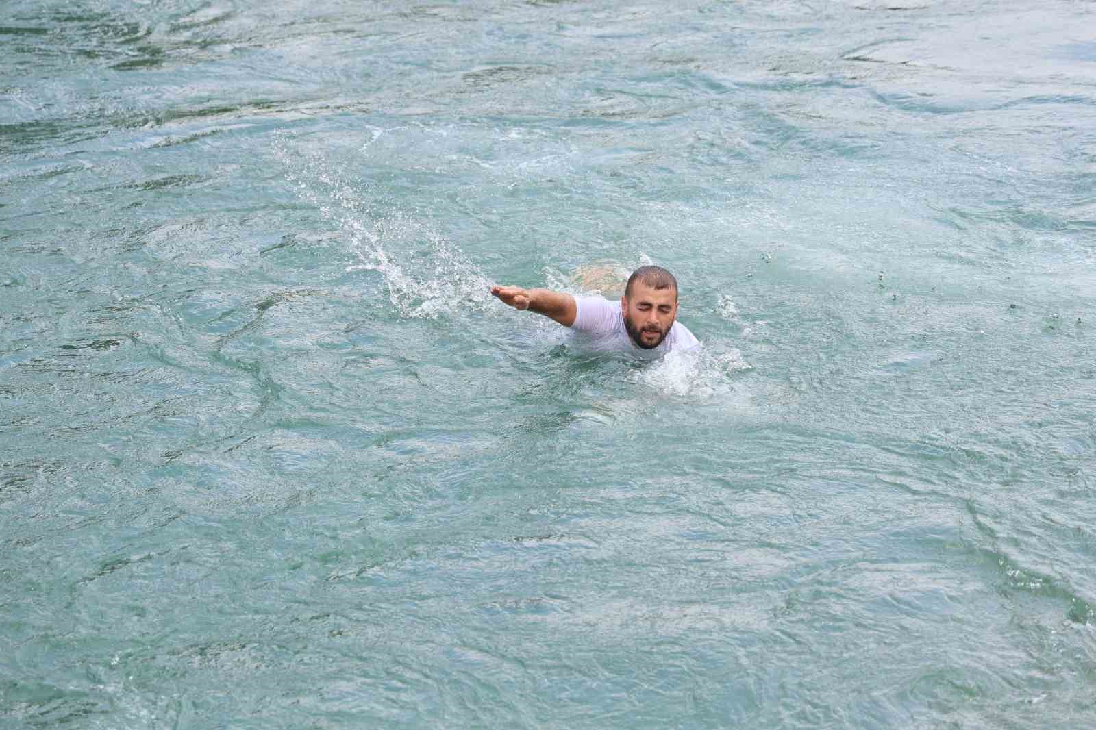 Hem canlarını hiçe sayıyorlar, hem de başkalarına kanalda yüzme öğretiyorlar 7 hem canlarini hice sayiyorlar hem de baskalarina kanalda yuzme ogretiyorlar 3 hefDWDYQ