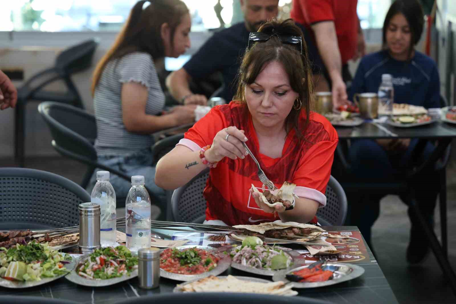 Hem ciğer yediler hem de dev ekranda maçı izlediler 5 hem ciger yediler hem de dev ekranda maci izlediler 1 GipvvM3u