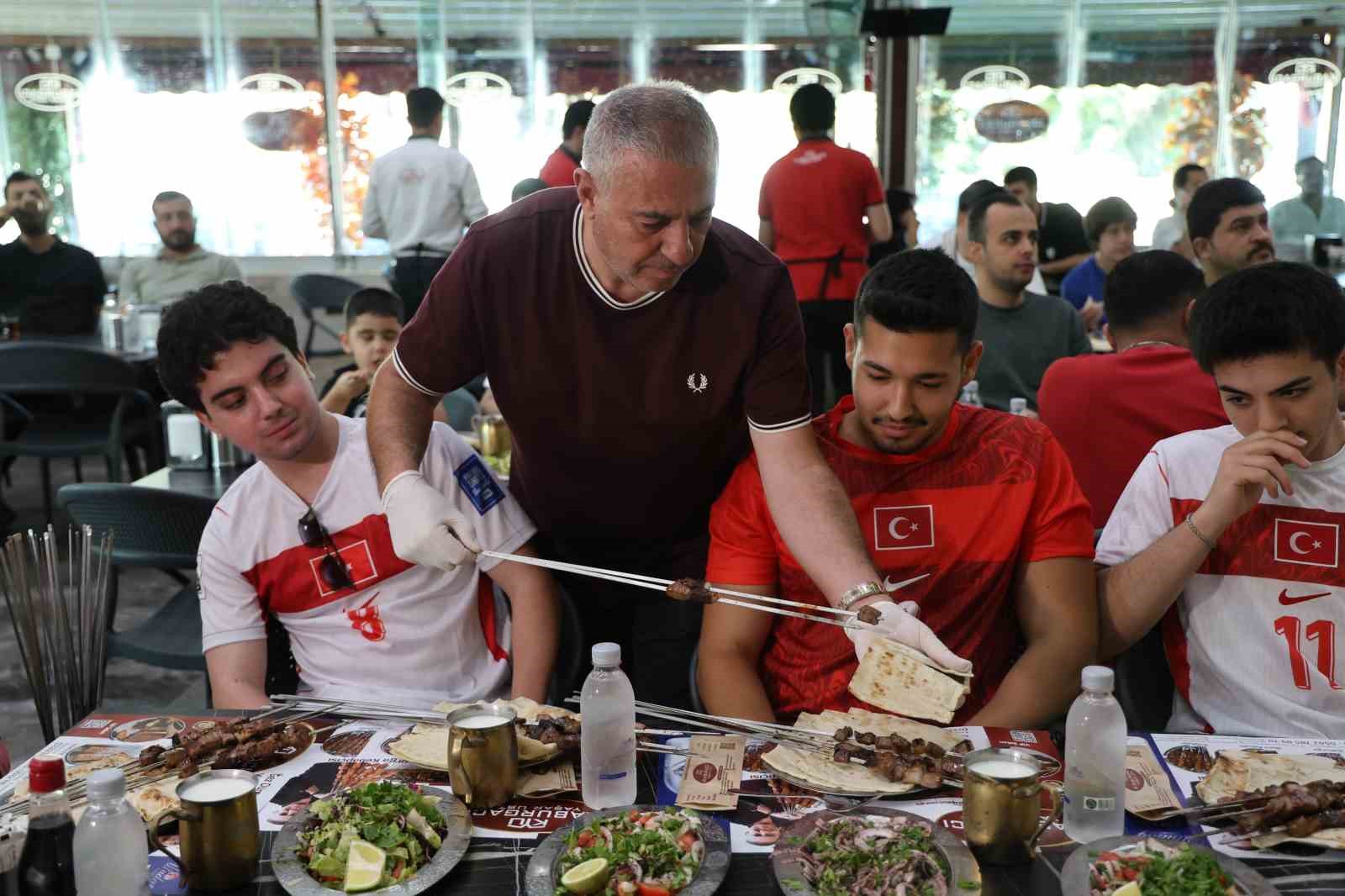 Hem ciğer yediler hem de dev ekranda maçı izlediler 14 hem ciger yediler hem de dev ekranda maci izlediler 10 PeuUIlCn