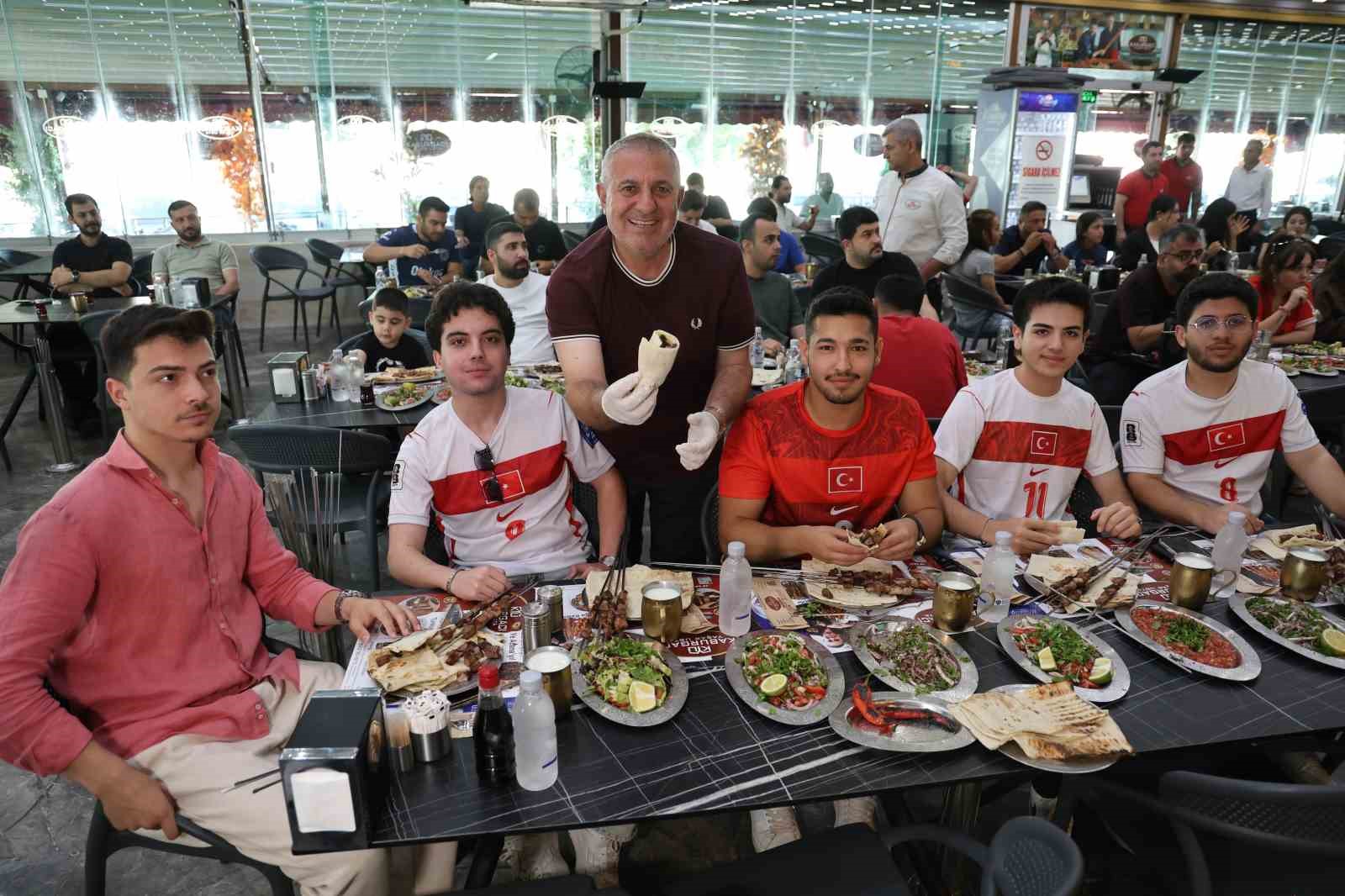 Hem ciğer yediler hem de dev ekranda maçı izlediler 6 hem ciger yediler hem de dev ekranda maci izlediler 2 OShiFhgr
