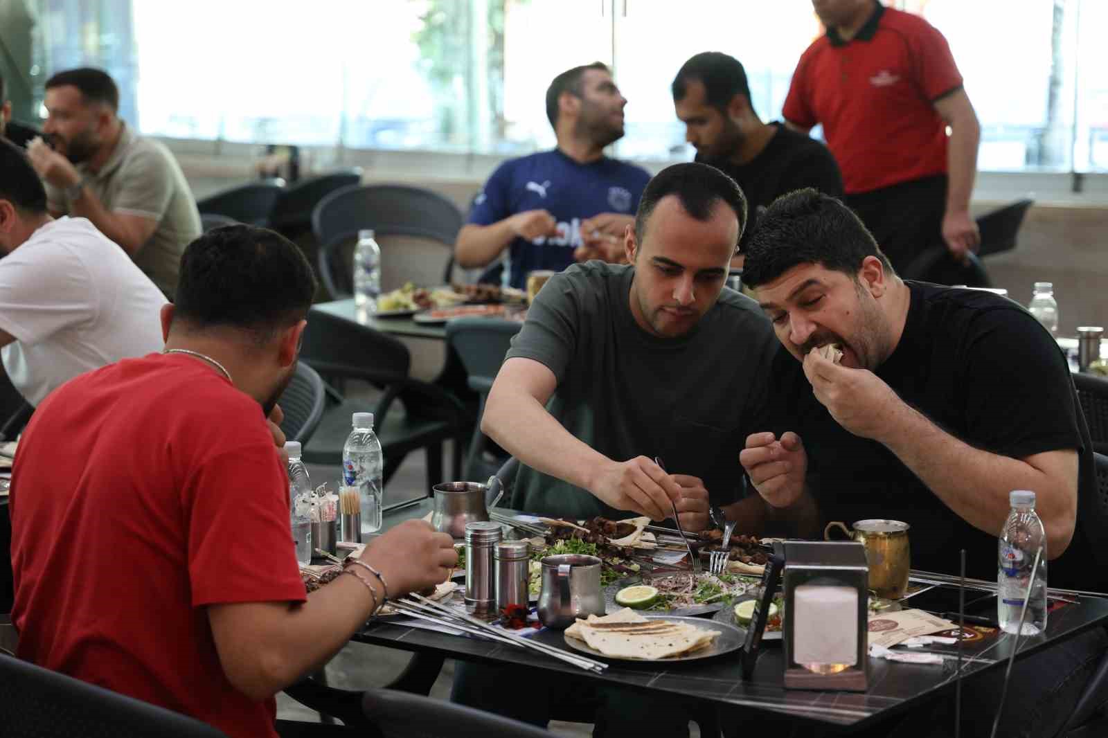 Hem ciğer yediler hem de dev ekranda maçı izlediler 11 hem ciger yediler hem de dev ekranda maci izlediler 7 AnM86iF8