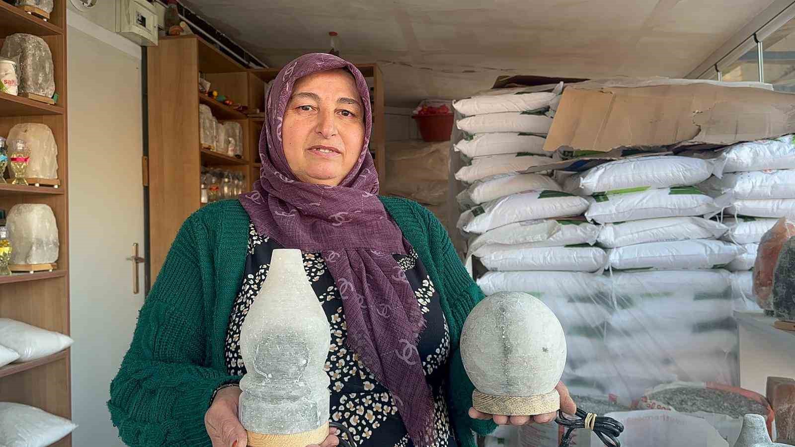 Hem satıyor hem anlatıyor: 4 çocuk annesi Çankırı’nın meşhur tuzuyla 6 yıldır geçimini sağlıyor 6 hem satiyor hem anlatiyor 4 cocuk annesi cankirinin meshur tuzuyla 6 yildir gecimini sagliyor