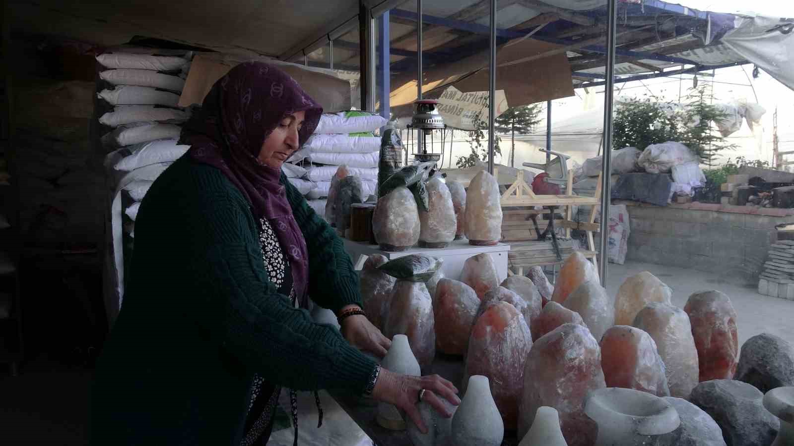 Hem satıyor hem anlatıyor: 4 çocuk annesi Çankırı’nın meşhur tuzuyla 6 yıldır geçimini sağlıyor 8 hem satiyor hem anlatiyor 4 cocuk annesi cankirinin meshur tuzuyla 6 yildir gecimini sagliyor 9HghOA8L