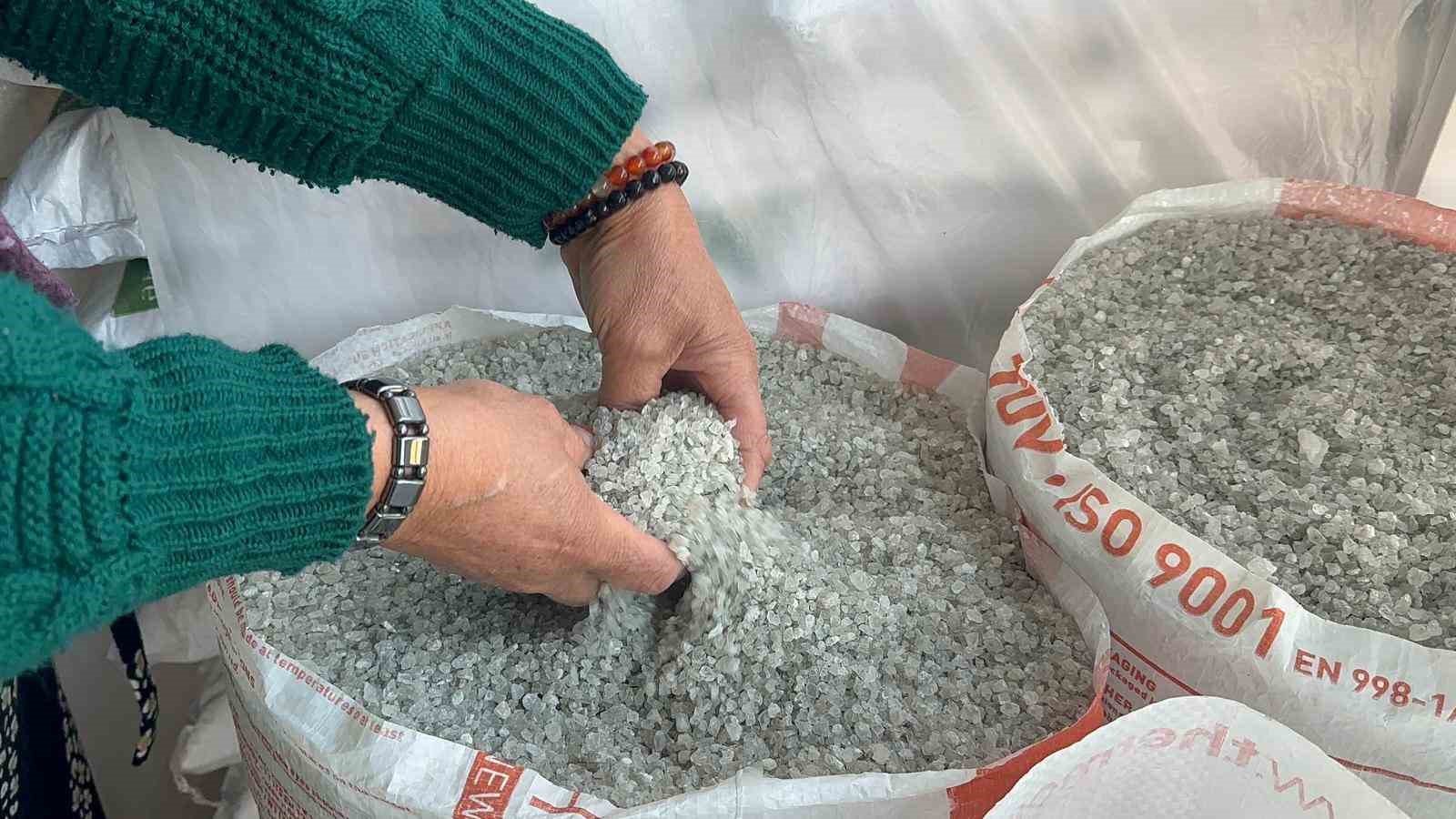 Hem satıyor hem anlatıyor: 4 çocuk annesi Çankırı’nın meşhur tuzuyla 6 yıldır geçimini sağlıyor 5 hem satiyor hem anlatiyor 4 cocuk annesi cankirinin meshur tuzuyla 6 yildir gecimini sagliyor J5hDIMYD