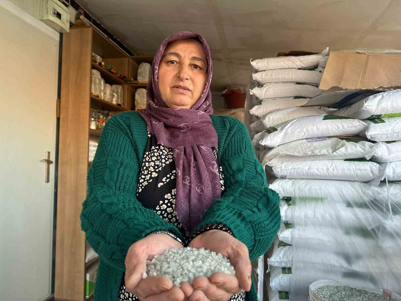 Hem satıyor hem anlatıyor: 4 çocuk annesi Çankırı’nın meşhur tuzuyla 6 yıldır geçimini sağlıyor 4 hem satiyor hem anlatiyor 4 cocuk annesi cankirinin meshur tuzuyla 6 yildir gecimini sagliyor RJTpSDFl