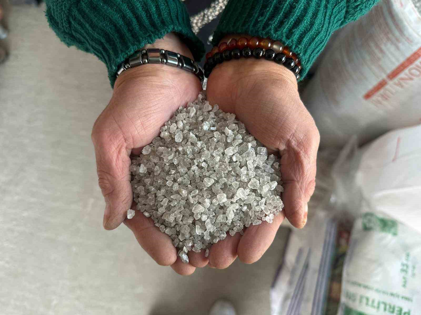Hem satıyor hem anlatıyor: 4 çocuk annesi Çankırı’nın meşhur tuzuyla 6 yıldır geçimini sağlıyor 7 hem satiyor hem anlatiyor 4 cocuk annesi cankirinin meshur tuzuyla 6 yildir gecimini sagliyor RfcYtWOa