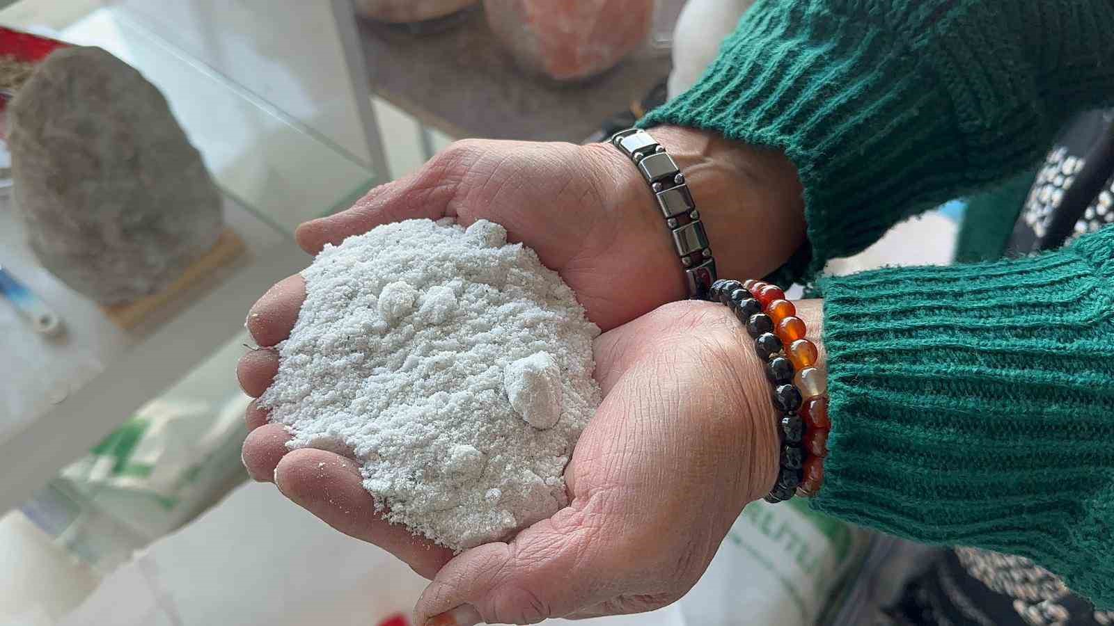 Hem satıyor hem anlatıyor: 4 çocuk annesi Çankırı’nın meşhur tuzuyla 6 yıldır geçimini sağlıyor 10 hem satiyor hem anlatiyor 4 cocuk annesi cankirinin meshur tuzuyla 6 yildir gecimini sagliyor sO7B7wh9