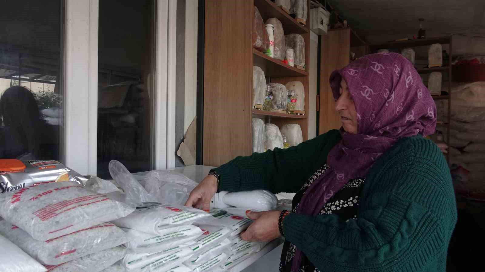 Hem satıyor hem anlatıyor: 4 çocuk annesi Çankırı’nın meşhur tuzuyla 6 yıldır geçimini sağlıyor 9 hem satiyor hem anlatiyor 4 cocuk annesi cankirinin meshur tuzuyla 6 yildir gecimini sagliyor tubIw8Gn