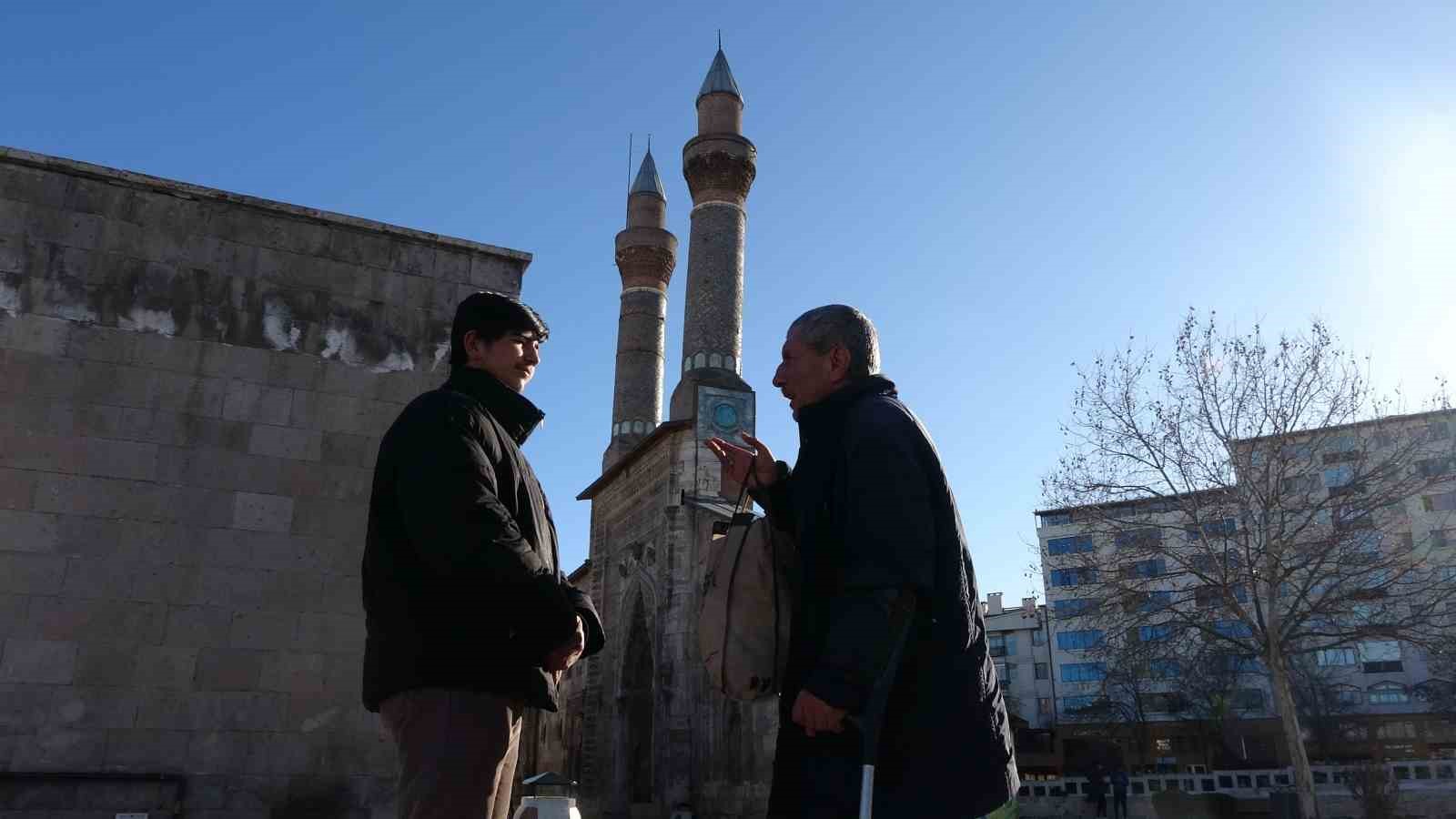 hem seyyar saticilik yapiyor hem de gonullu rehberlik hizmeti veriyor 3 IvJYFyPP