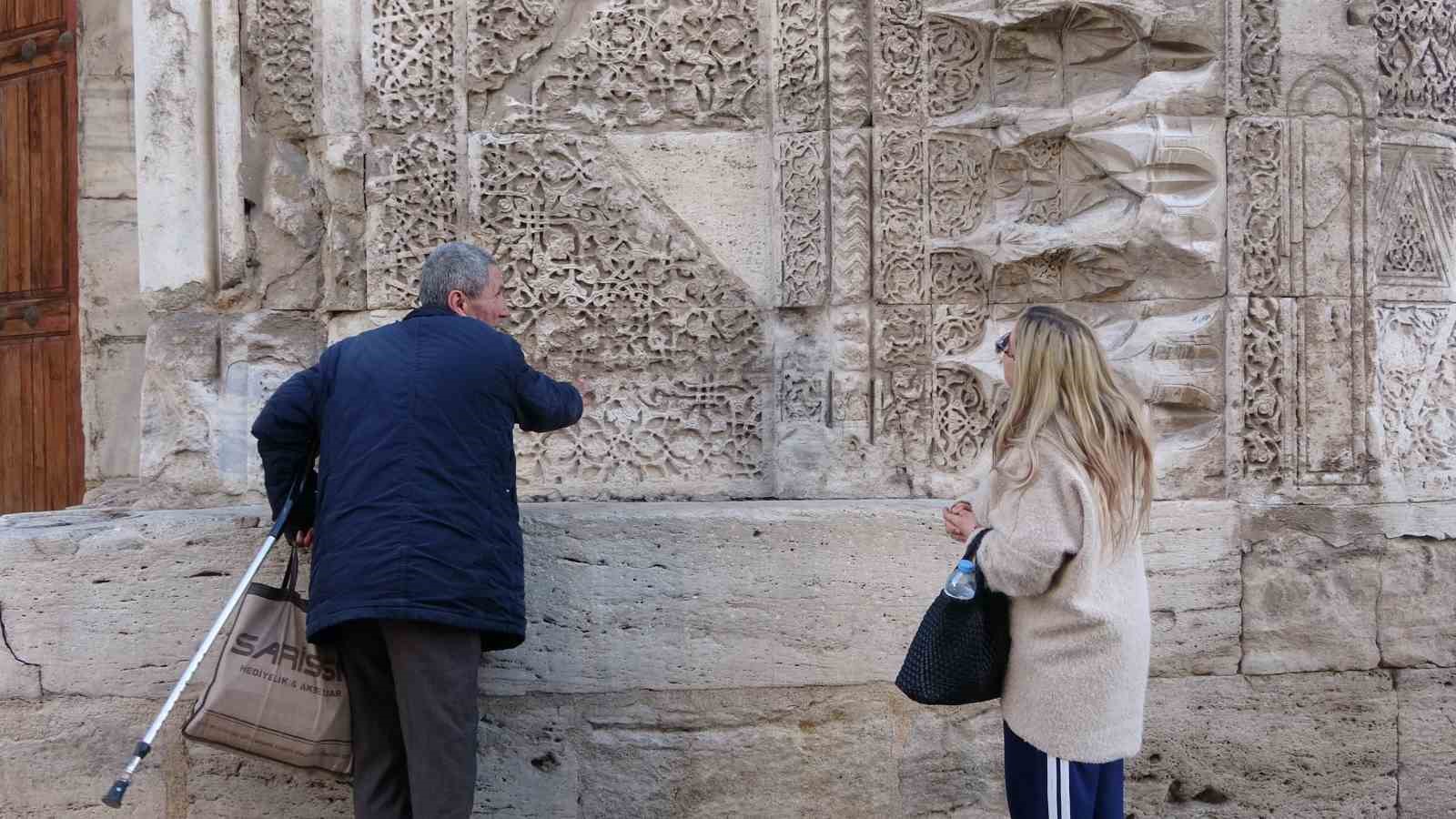 hem seyyar saticilik yapiyor hem de gonullu rehberlik hizmeti veriyor 4 LaQ9RWPO