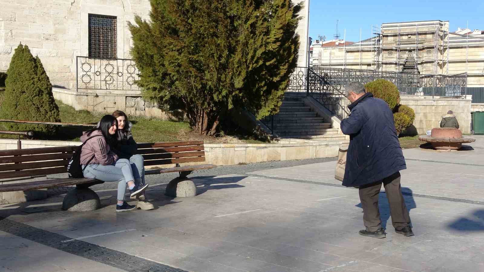 hem seyyar saticilik yapiyor hem de gonullu rehberlik hizmeti veriyor 5 GzYTwJs4