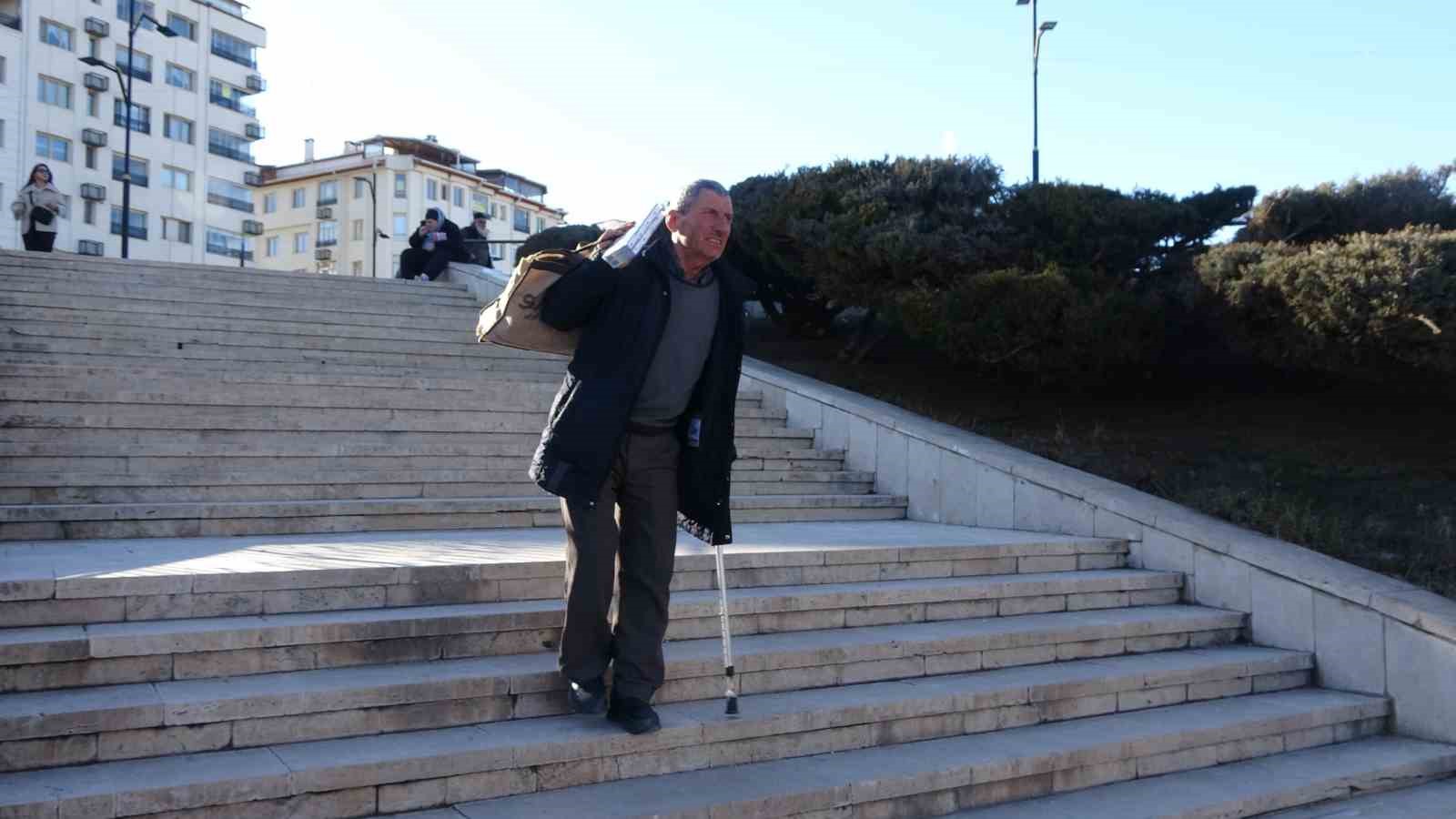 hem seyyar saticilik yapiyor hem de gonullu rehberlik hizmeti veriyor 6 6sHHUjhW