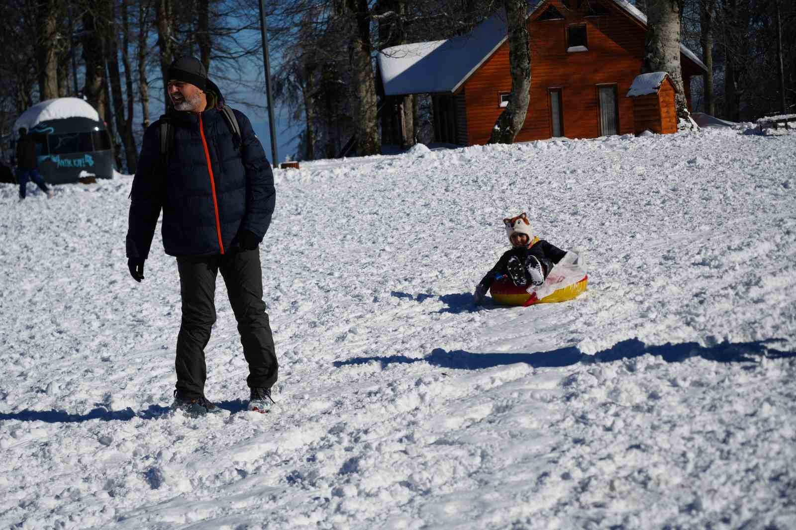 hem teleferige bindiler hem de bembeyaz ortu ustunde kar topu savasi yaptilar 12 BWmcXKYv