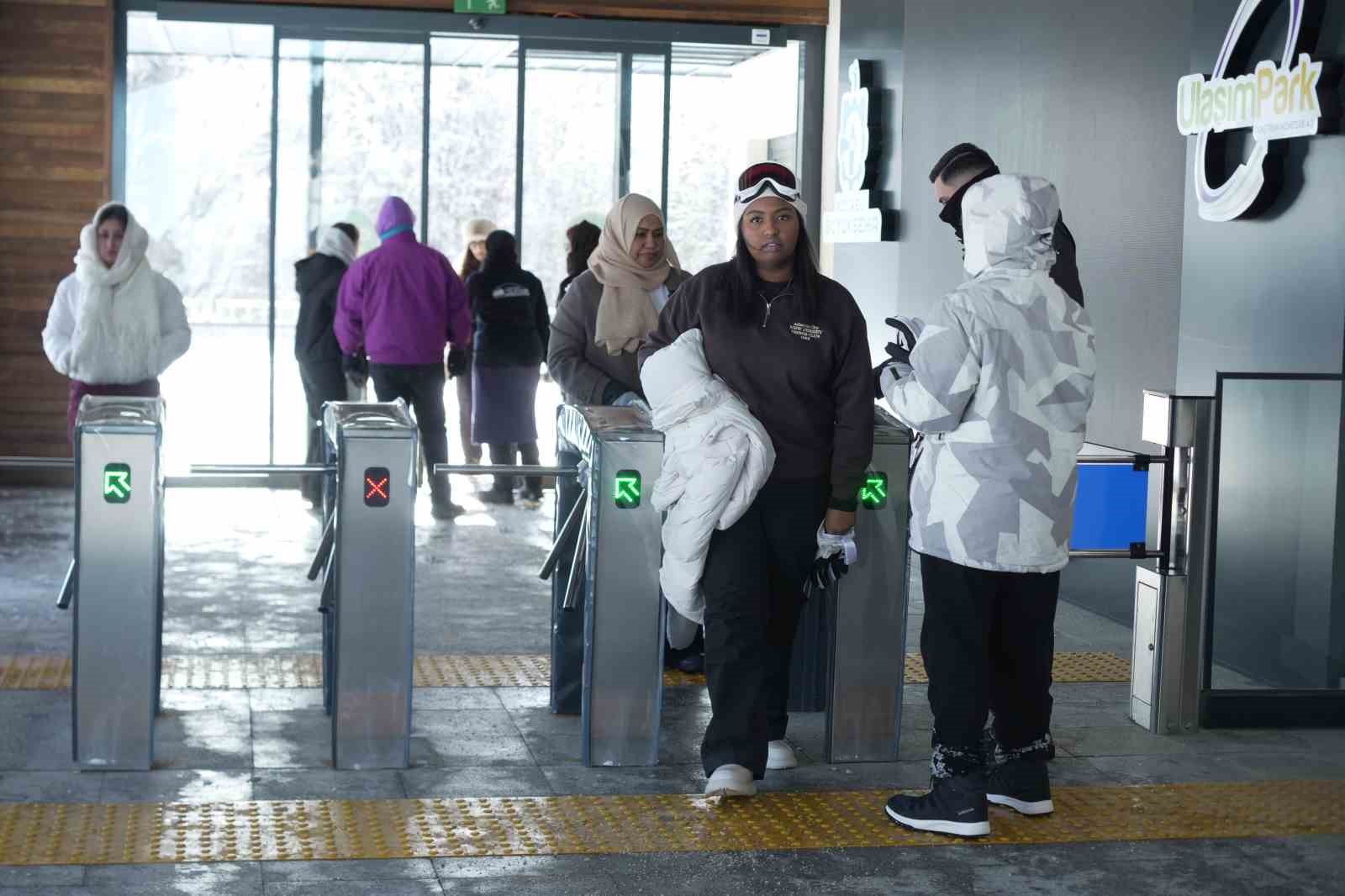 hem teleferige bindiler hem de bembeyaz ortu ustunde kar topu savasi yaptilar 13 kAeCi3cy