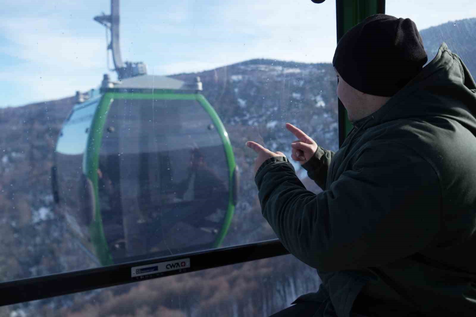 hem teleferige bindiler hem de bembeyaz ortu ustunde kar topu savasi yaptilar 14 FK5OCTqX