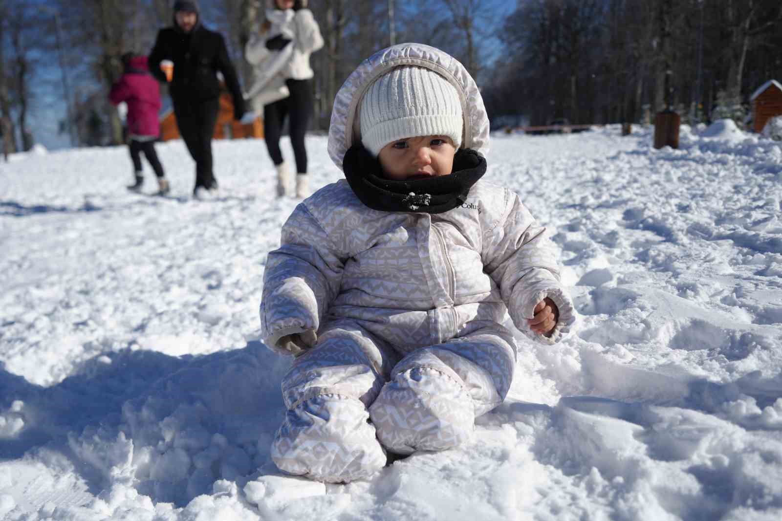 hem teleferige bindiler hem de bembeyaz ortu ustunde kar topu savasi yaptilar 2 jBXgU5an