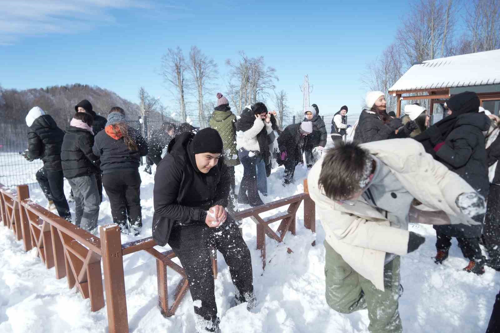 hem teleferige bindiler hem de bembeyaz ortu ustunde kar topu savasi yaptilar 3 F4Ydpl16