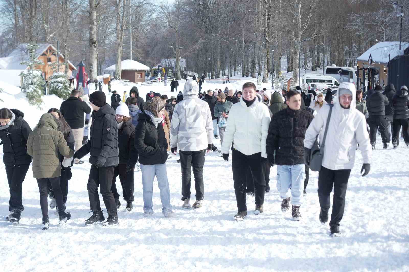 hem teleferige bindiler hem de bembeyaz ortu ustunde kar topu savasi yaptilar 4 nt61LMiN