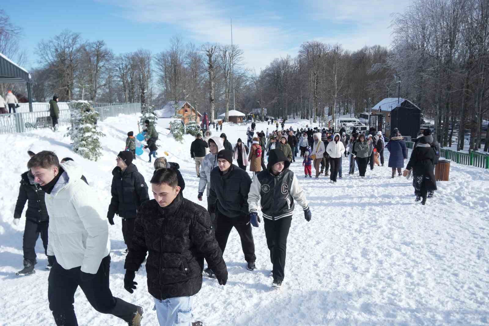 hem teleferige bindiler hem de bembeyaz ortu ustunde kar topu savasi yaptilar 8 UaNEqdw7