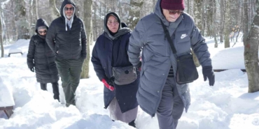 hem-teleferige-bindiler-hem-de-bembeyaz-ortu-ustunde-kar-topu-savasi-yaptilar-nqyWTOIM.jpg
