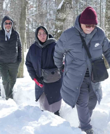 hem-teleferige-bindiler-hem-de-bembeyaz-ortu-ustunde-kar-topu-savasi-yaptilar-nqyWTOIM.jpg