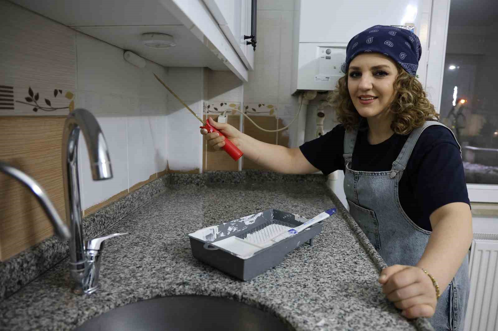 hemcinsleri tirnaklarini boyarken o duvarlari boyamayi tercih etti 4 edTUN6OI
