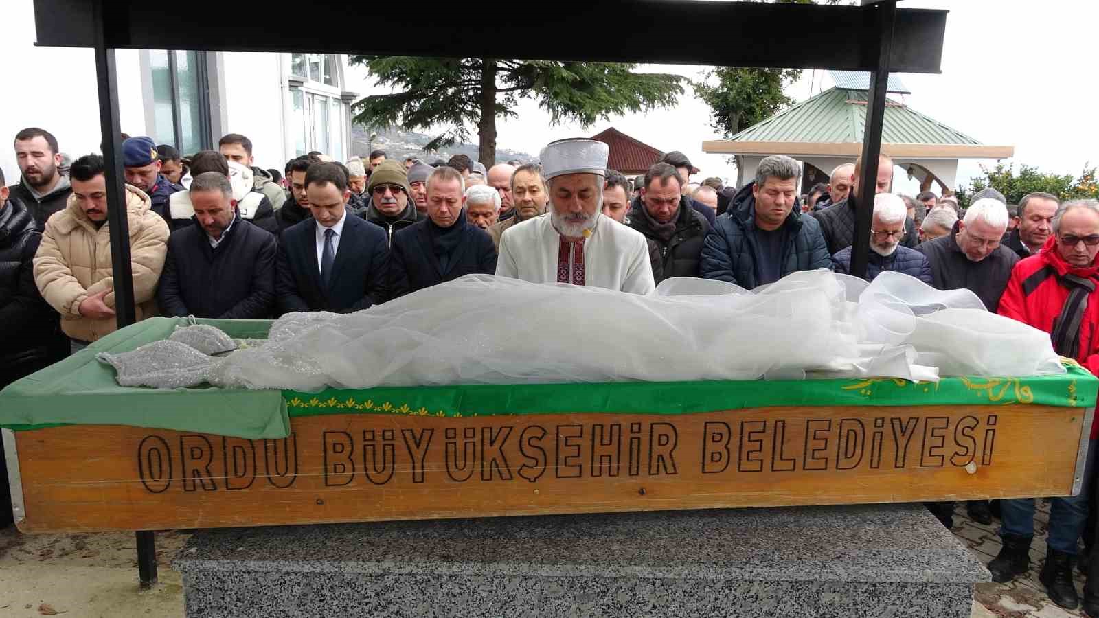 hemsire adayi mina gelinligi ile son yolculuguna ugurlandi 1 kEA7PFrX