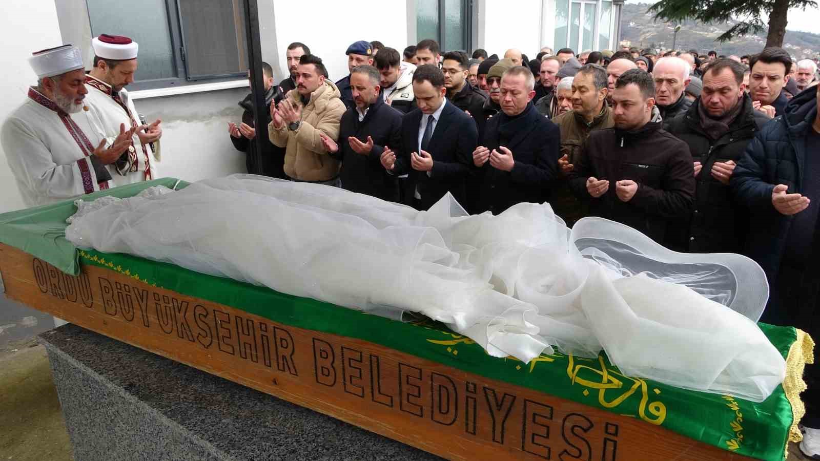 hemsire adayi mina gelinligi ile son yolculuguna ugurlandi 2 UKFehczq