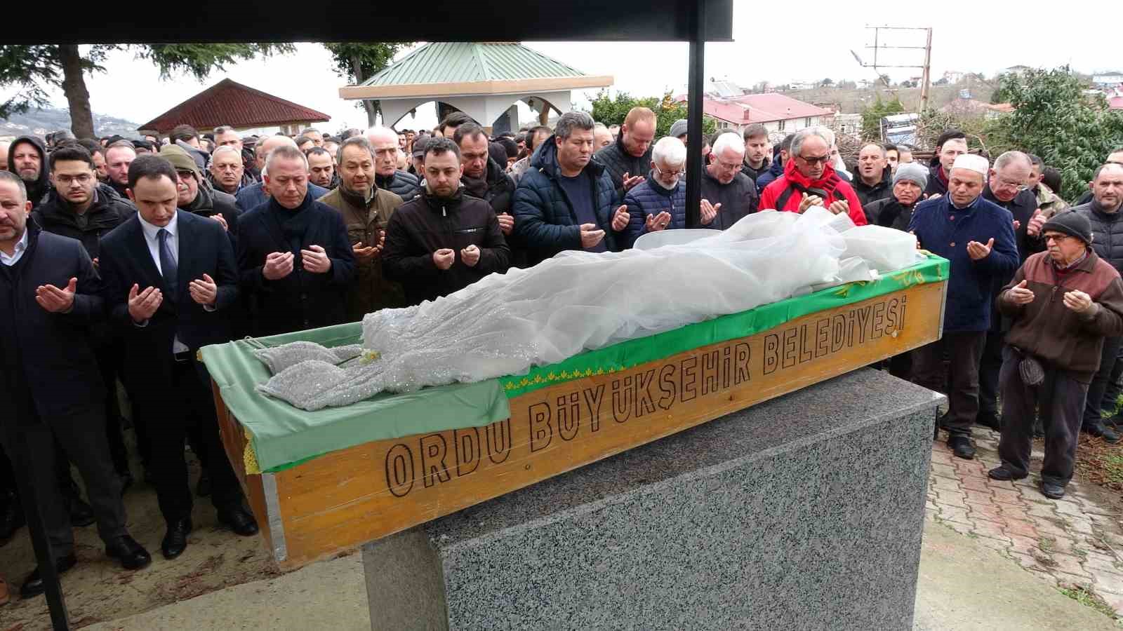 hemsire adayi mina gelinligi ile son yolculuguna ugurlandi 3 uHQiQDyg