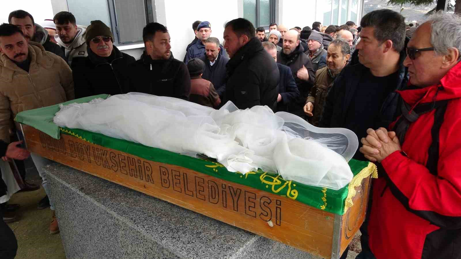 hemsire adayi mina gelinligi ile son yolculuguna ugurlandi 4 dG7ZwkFF