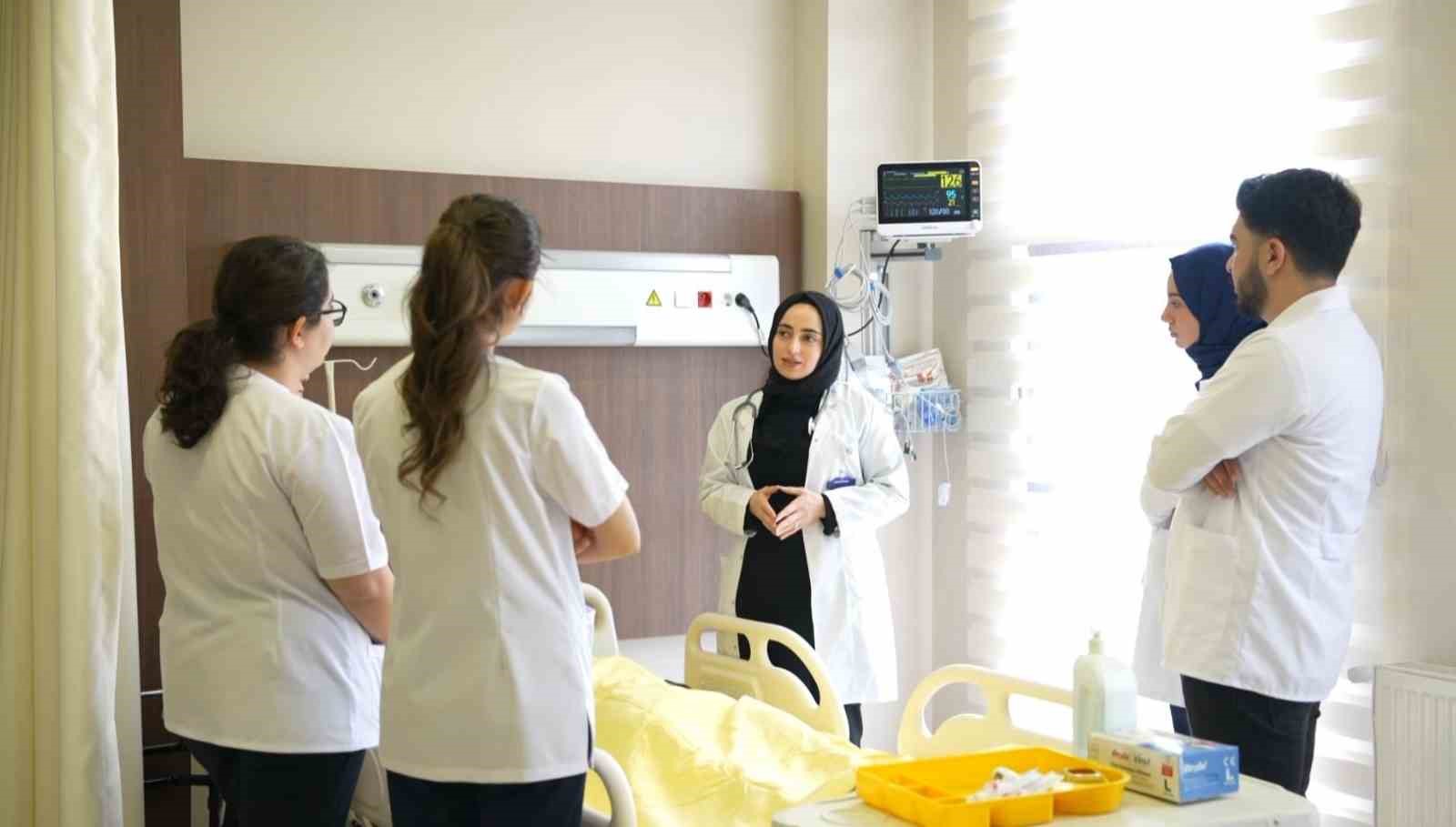 hemsire adaylari hastaya mudahaleyi bilgisayarli makette ogreniyor 1 kcBPcYOi