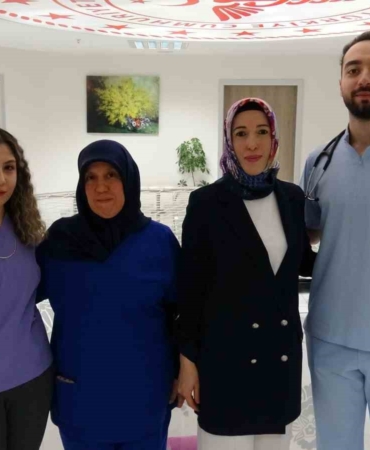 hemsire-anneler-doktor-olan-cocuklariyla-ayni-hastanede-gorev-yapiyor-nyMef1pe.jpg