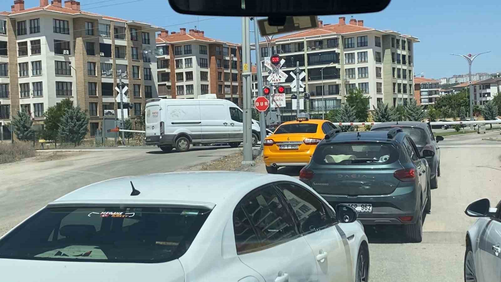 Hemzemin geçitte araçların tehlikeli geçişleri kameraya yansıdı 4 hemzemin gecitte araclarin tehlikeli gecisleri kameraya yansidi 0 4QRdMyjl