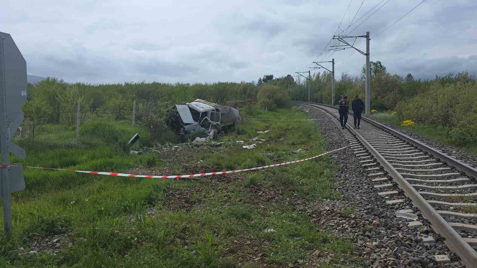 Hemzemin geçitte korkutan kaza: Yolcu treni kamyonete çarptı, 4 yaralı 9 hemzemin gecitte korkutan kaza yolcu treni kamyonete carpti 4 yarali 5 nCutazSO