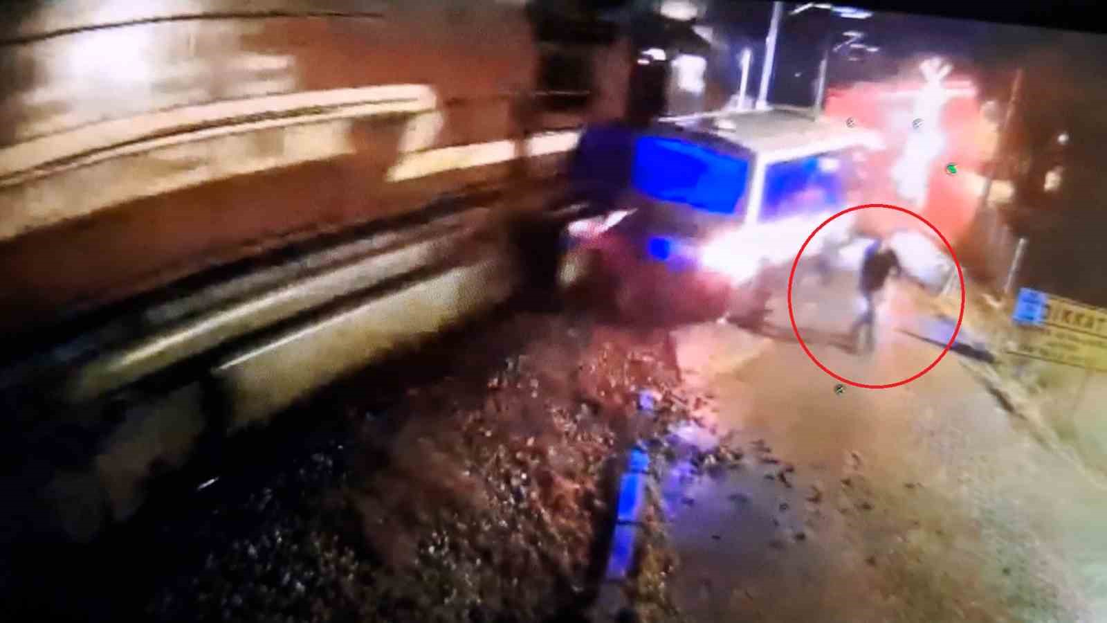 hemzemin gecitte mahsur kalan dolmusa tren carpti surucu saniyelerle kurtuldu feci kaza kamerada 0 Hzrb4nKH