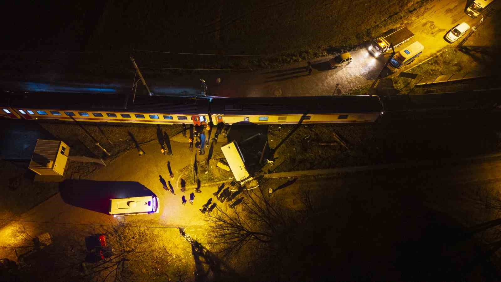 hemzemin gecitte mahsur kalan dolmusa tren carpti surucu saniyelerle kurtuldu feci kaza kamerada 3 mGJNakzL