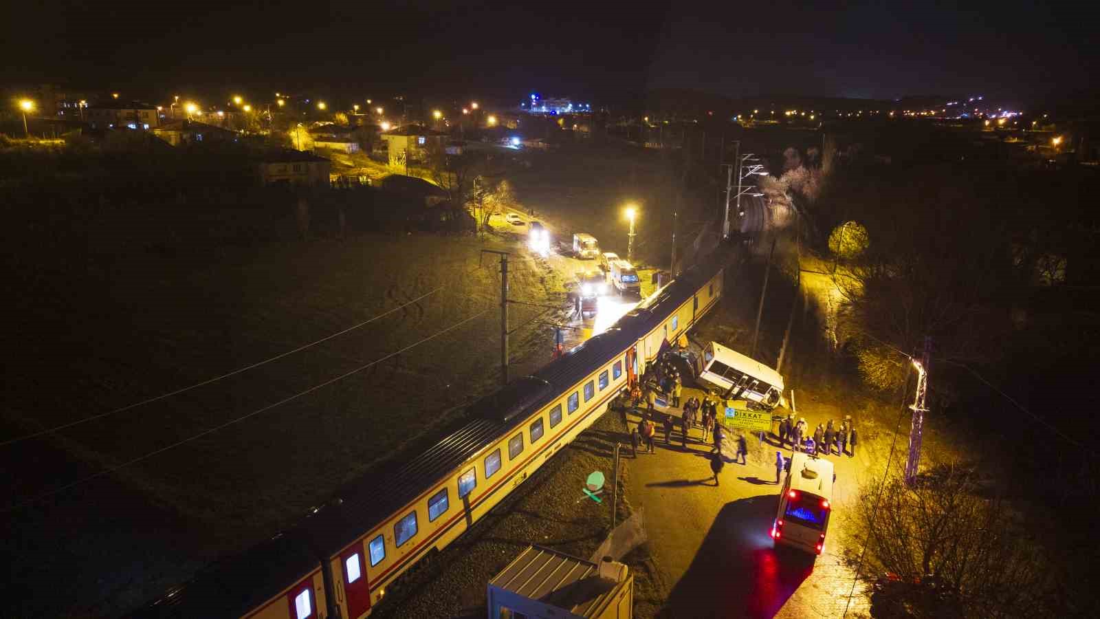 hemzemin gecitte mahsur kalan dolmusa tren carpti surucu saniyelerle kurtuldu feci kaza kamerada 4 wUm4wagz