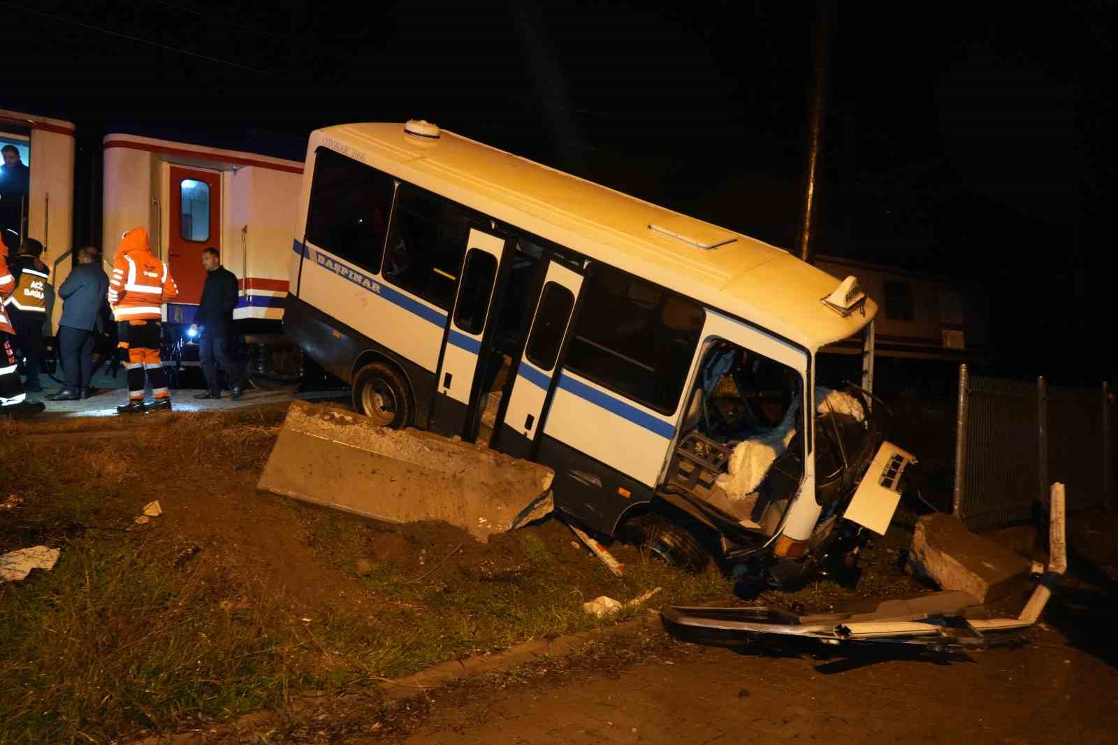 hemzemin gecitte mahsur kalan dolmusa tren carpti surucu saniyelerle kurtuldu feci kaza kamerada 5 AJFnF63m