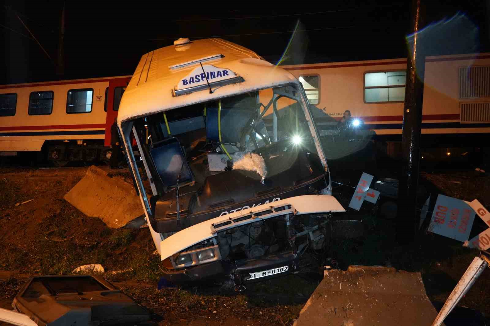 hemzemin gecitte mahsur kalan dolmusa tren carpti surucu saniyelerle kurtuldu feci kaza kamerada 6 JfjXcC7Z
